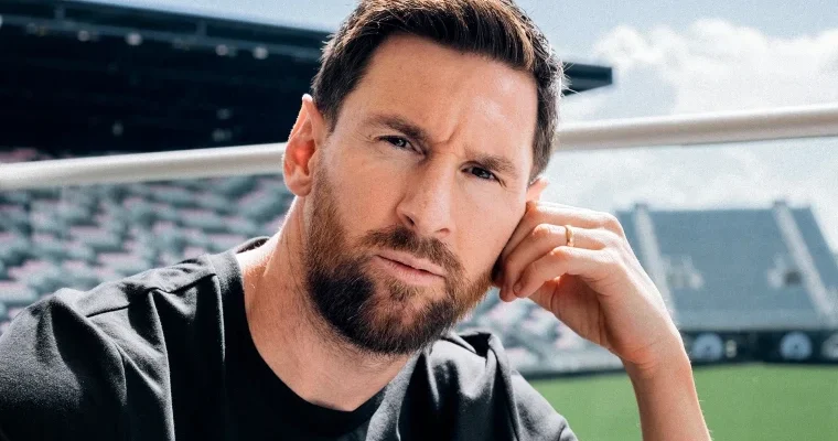 Messi Kornelya nın formasını geyindi FOTO