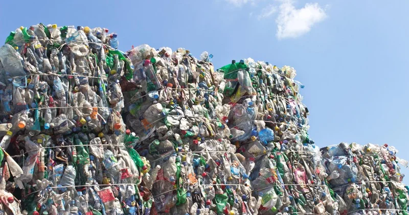 Plastik şüşələr və köhnə oyuncaqlar divarlara çevrilir: Meksikada mənzillər belə tikilir