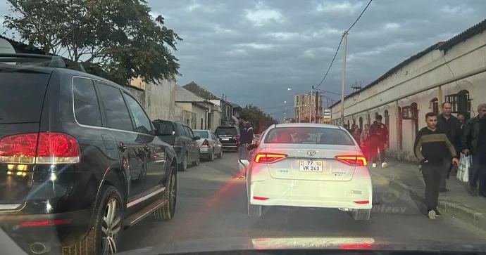 Bu yolda dayanacaq və parkinq tıxac yaradır FOTO