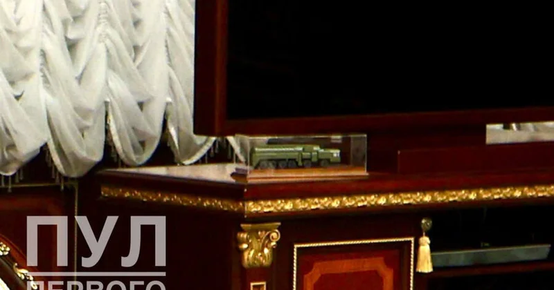 На столе у Лукашенко заметили модель ракетного комплекса Орешник