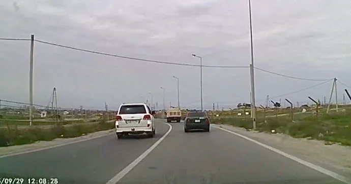 Balaxanı Mehdiabad yolunda təhlükəli ötmə edən sürücü az qaldı qəza törətsin VİDEO