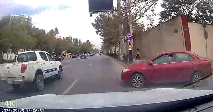 Qaydalardan xəbərsiz qadın sürücü baş yoldakı avtomobilə çətin anlar yaşatdı VİDEO