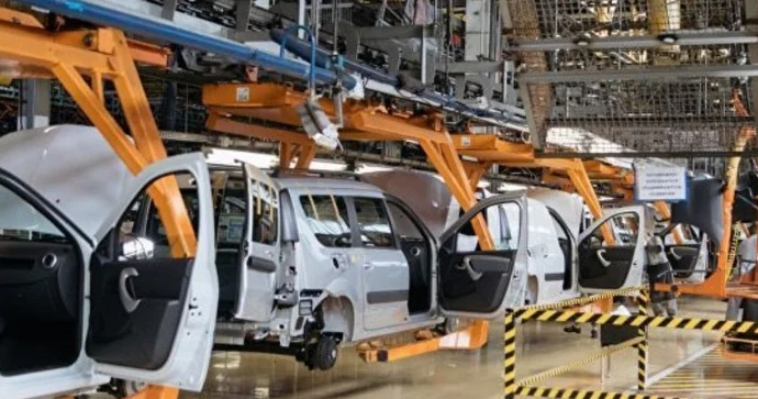 Rusiyada paradoks: avtomobil istehsalı azalır, qıtlıqsa yoxdur