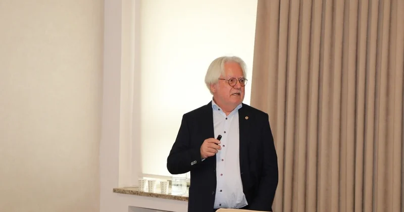 Tədqiqat yönümlü universitetə çevrilmə istiqamətində daha bir addım: AzMİU da dünya şöhrətli alimin elmi seminarları keçirilir