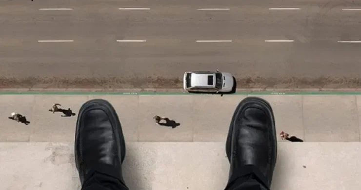 Bu ölkənin səfiri 22 ci mərtəbədən özünü atdı