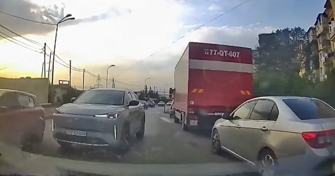 Əks yolla gələn “Changan” qəza təhlükəsi yaradıb, sürücünü özündən çıxardı VİDEO