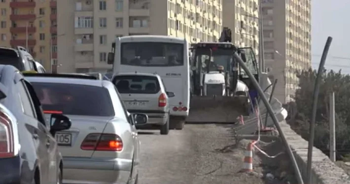 На дороге Сарай Сумгайыт постоянные пробки: водители требуют ускорить ремонт