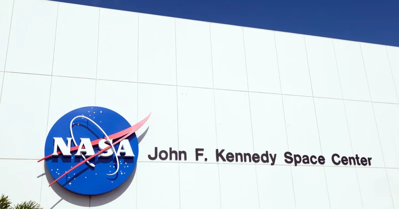 Глава NASA заявил о планах создать на Луне деревню