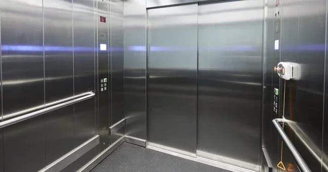 İşə gitmək üçün liftə minən qadının cansız bədəni TAPILDI