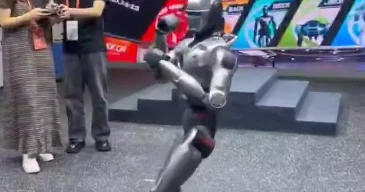Китайская EngineAI Robotics показала робота, готового к поединку ВИДЕО