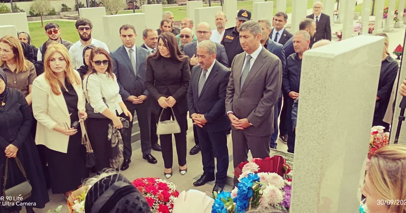 Nəsimi rayonda şəhid Həmidağa Hüseynzadənin məzarı ziyarət olunub FOTOLAR
