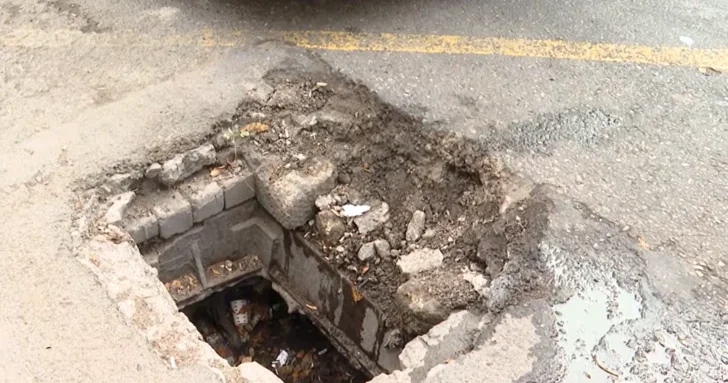 Смертельная ловушка на дороге в Баку: водители и пешеходы бьют тревогу