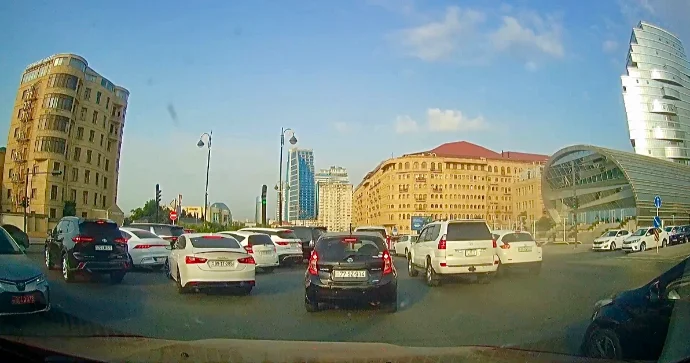 8 Noyabr prospektində sürücülər nişanı saymayıb yolayrıcında xaos yaradırlar VİDEO