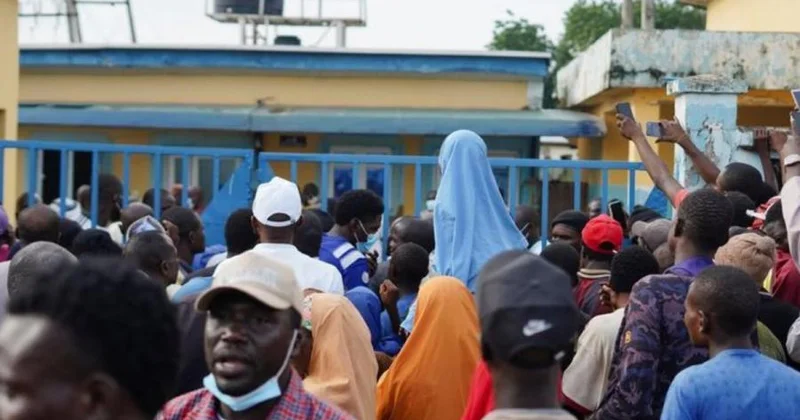 Nigeriyada hökumət binasının qarşısında izdiham 3 ölü