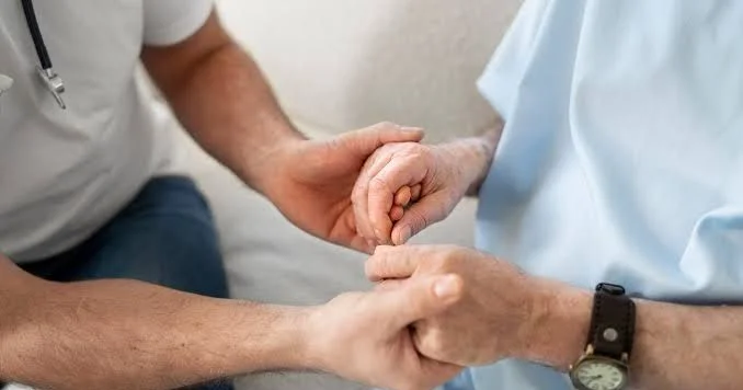 Parkinson xəstəliyində fərqli yanaşma: 7 illik Parkinson xəstəsi normal həyatına qayıtdı