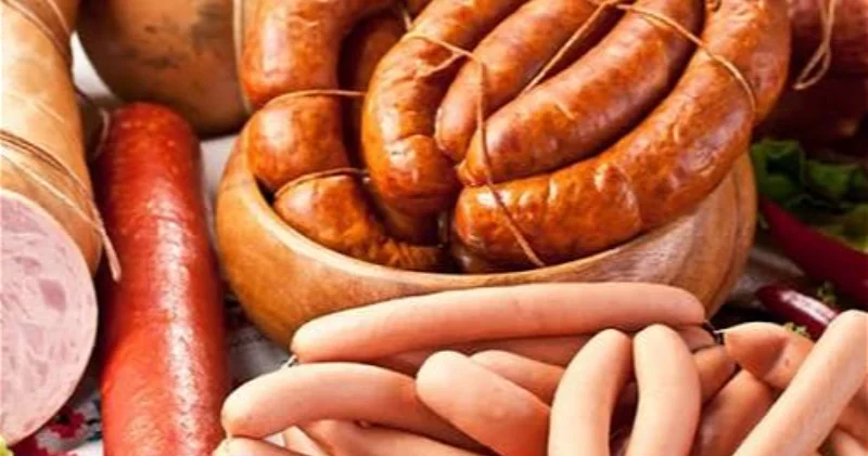 Колбаса, сосиски и запах в классе: что можно и нельзя приносить детям из дома