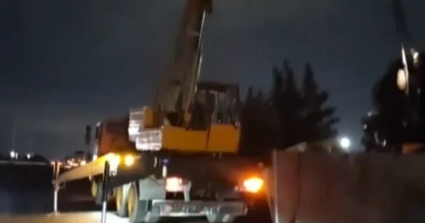 Bakı Quba yolunda yük maşınının qoşqusu körpüyə çırpıldı ANBAAN VİDEO