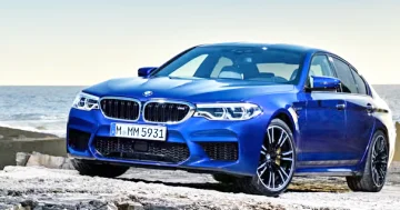 Bugatti şirkətinin baş direktoru xəyalındakı avtomobili nümayiş etdirir