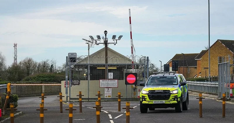 Britaniya polisi ABŞ bazasının yaxınlığında saxlanılan şəxslərin avtomobillərində partlayıcı tapmayıb