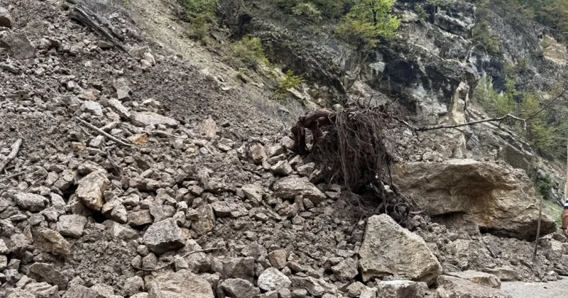 Torpaq sürüşməsinə görə bağlanan Quba Xınalıq yolunda avtomobillərin hərəkəti qismən bərpa olunub