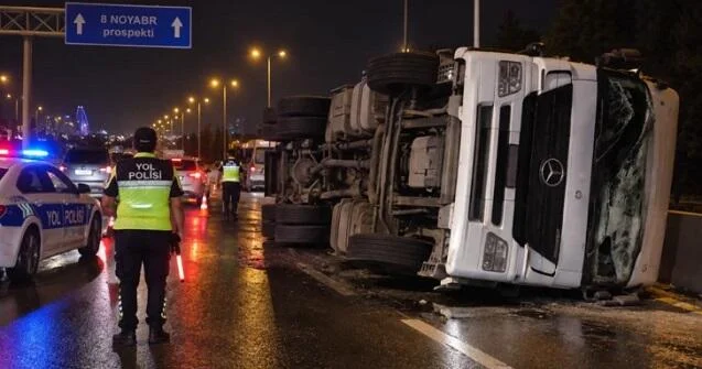 В Баку перевернулся грузовик движение перекрыто