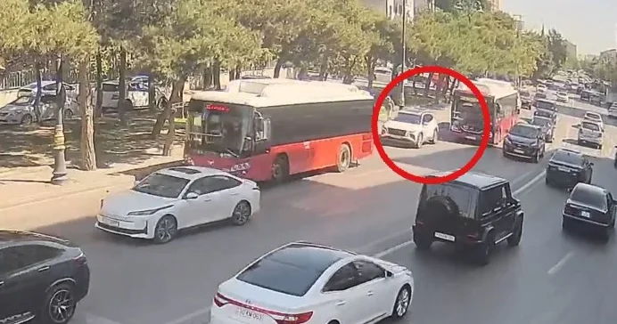 Avtobus zolaqlarına daxil olan sürücülər hərəkətə mane oldular ANBAAN VİDEO