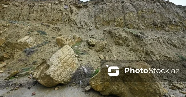 Движение транспорта на дороге Губа Хыналыг остановлено из за оползня