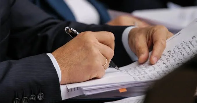 Dövlət qulluqçuları 65 yaşdan sonra da işləyə biləcəklər ŞƏRTLƏR