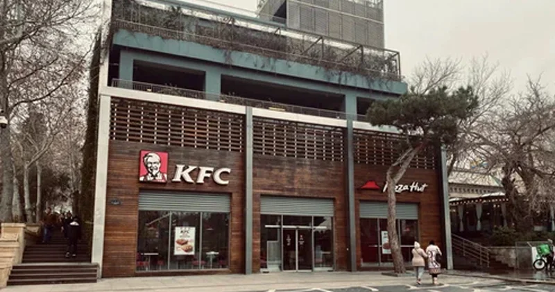 KFC də masanın üstündən telefon oğurladı Cəzası bəlli oldu