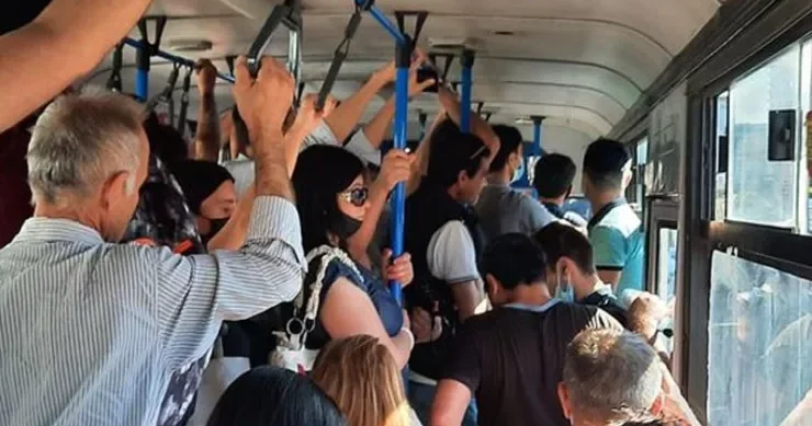 Mikroavtobusda ayağa durub yer verməyən sərnişini döydü Mingəçevirdə