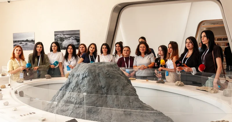 Palçıq vulkanlarının o üzündə: Minerallar, qədim canlılar və Kinqin sirli hekayəsi