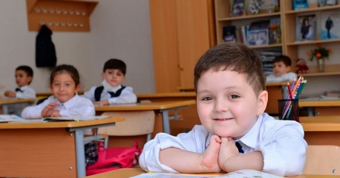 Məktəbdə kolbasa, sosiska yemək qadağandır? RƏSMİ CAVAB