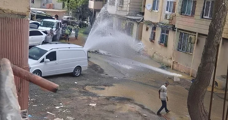 В Баку произошла авария на водопроводе, улица затоплена