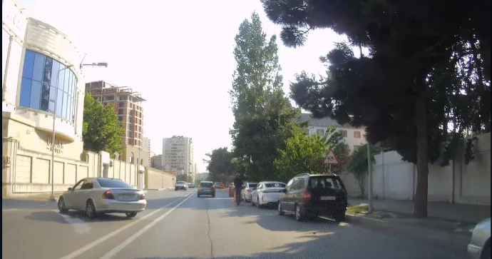 Yolunu qısaltmaq istəyən sürücü kobud qayda pozdu VİDEO