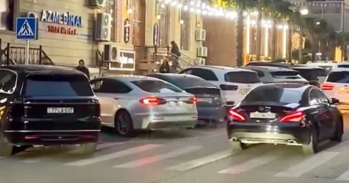 Piyada keçidini heçə sayıb maşını düz üzərində park etdi VİDEO