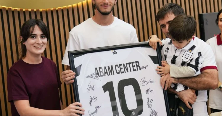 Şagirdlər Neftçi nin qonağı oldular FOTO