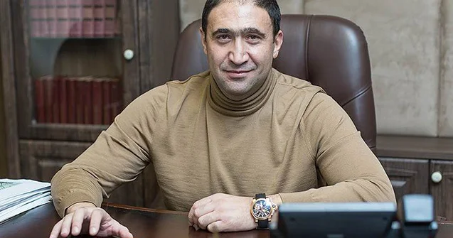 “Erməni kilsəsində oturub moizə oxuyur”