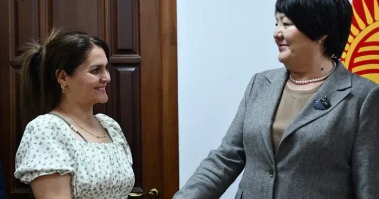 Qırğızıstanda Azərbaycan dili tədris olunacaq Nazir azərbaycanlı müəllimlə görüşdü