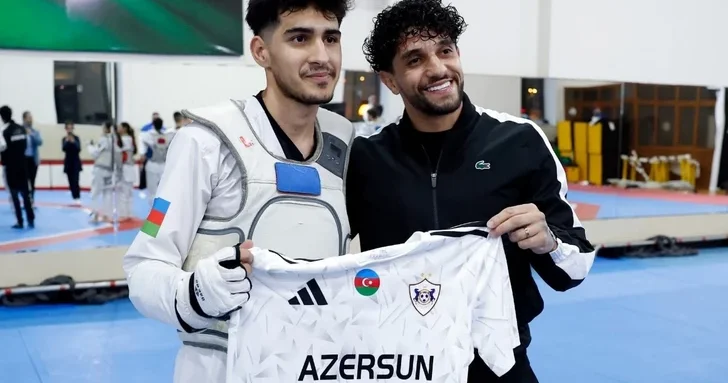 Футболист Карабаха подарил форму своему преданному болельщику