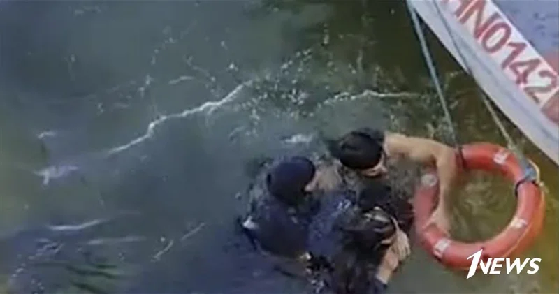 На Бакинском бульваре были спасены упавшие в море парень и девушка ВИДЕО