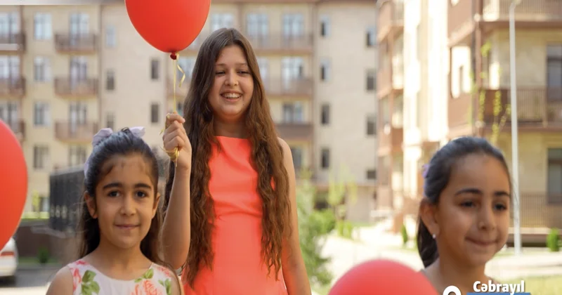 Yeni fləşmob: uşaqların Qayıdış sevinci... VİDEO