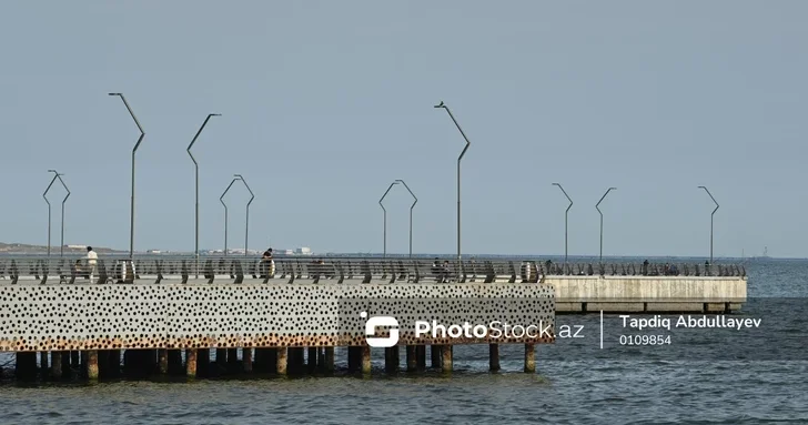 На Бакинском бульваре спасены двое человек, тонувших в море