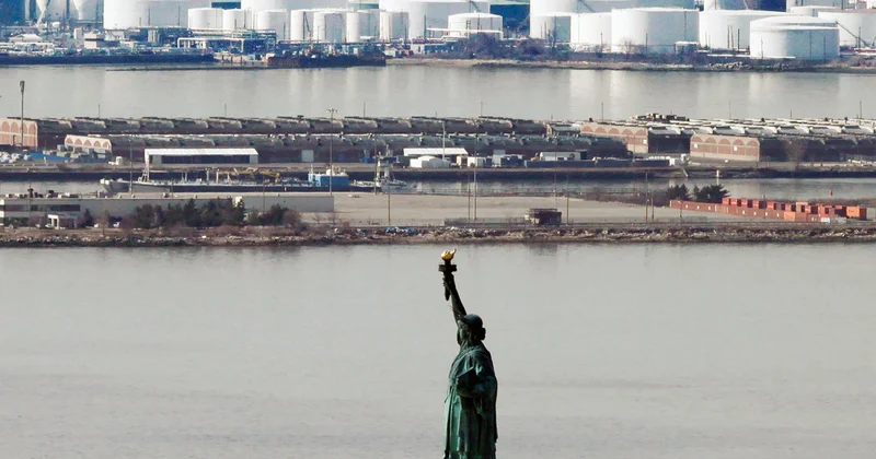 ABŞ ın kommersiya neft ehtiyatları 416 mln. bareldən aşağı enib