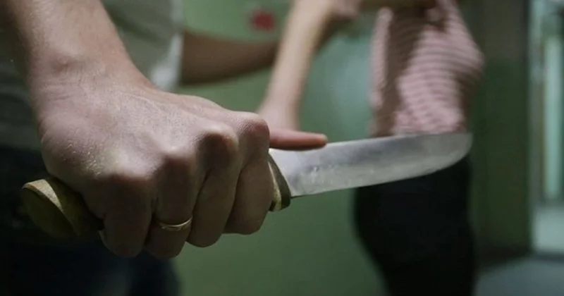 Kafedə xidmətçi qadın bıçaqladı