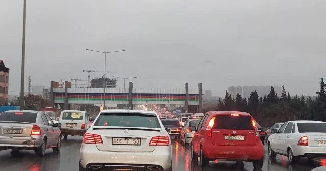 Yağışlı Bakı yolları SİYAHI