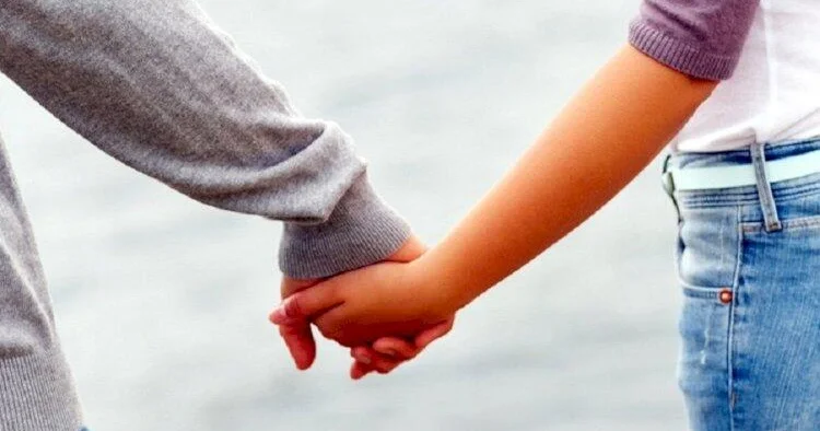 7 yaşından atalıq edən şəxsə qoşulub QAÇDI: anası ilə canlı efirdə belə üzləşdi VİDEO