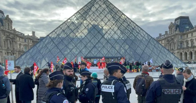 İki şübhəli Luvr soyğununu etiraf edib