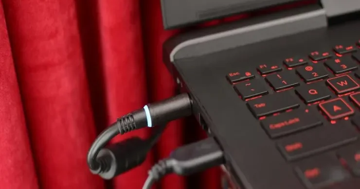 Noutbuku daim şarjda saxlamaq olarmı?