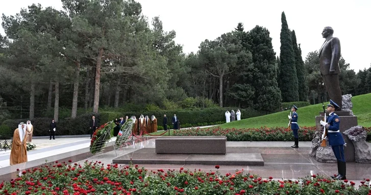 Председатель Федерального нацсовета ОАЭ посетил Аллею почетного захоронения и Аллею шехидов