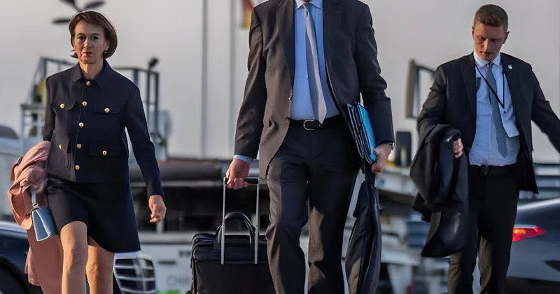 Baş naziri çemodanını özü daşıdı